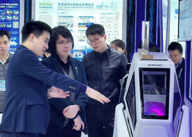 宁波经信局副局长屠炯莅临兰洋科技展台.png